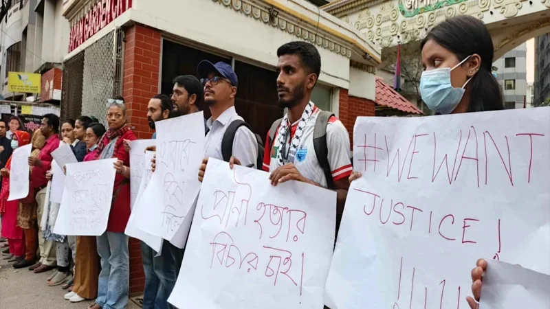 জাপান গার্ডেন সিটি এলাকায় কুকুর-বিড়াল হত্যার প্রতিবাদে বিক্ষোভ